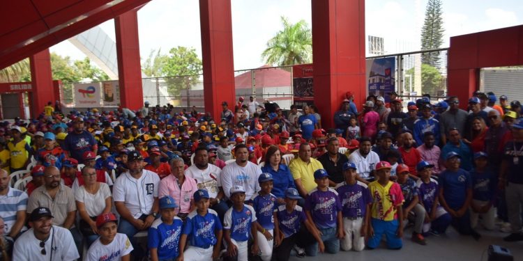 Más de 400 niños beneficiados con entrega de utilería deportiva en Santiago