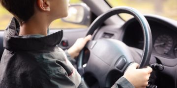 Ley en Virginia penaliza con 1 año de cárcel y US$2,500 a propietarios vehículos dejen conducir menores