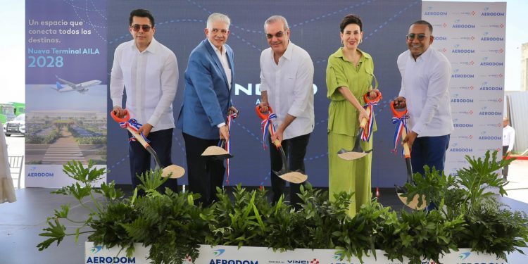 Abinader da primer picazo para nueva terminal de pasajeros en el AILA