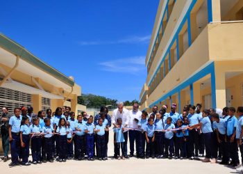 Abinader entrega escuela en Enriquillo y anuncia inversiones en Barahona