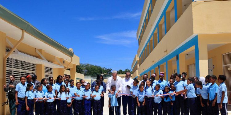 Abinader entrega escuela en Enriquillo y anuncia inversiones en Barahona