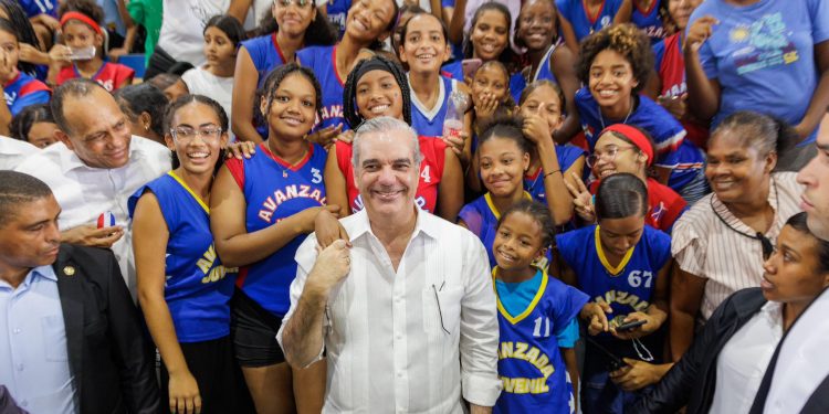 Abinader impulsa viviendas dignas y deporte con inauguraciones en Hato Nuevo y Las Caobas