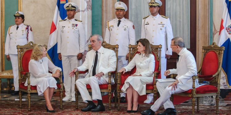 Abinader recibe cartas credenciales de siete nuevos embajadores