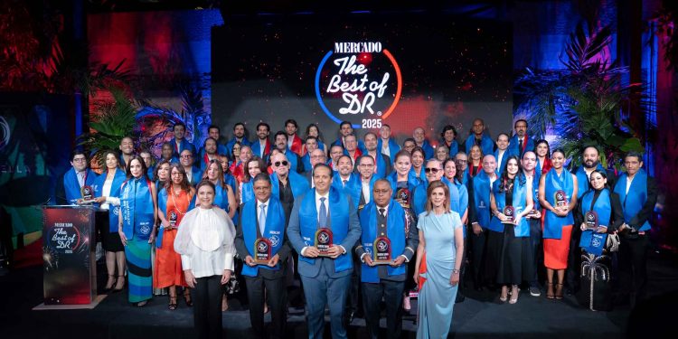 Aeropuerto de Punta Cana recibe premio “The Best of DR 2025” como mejor experiencia de viaje