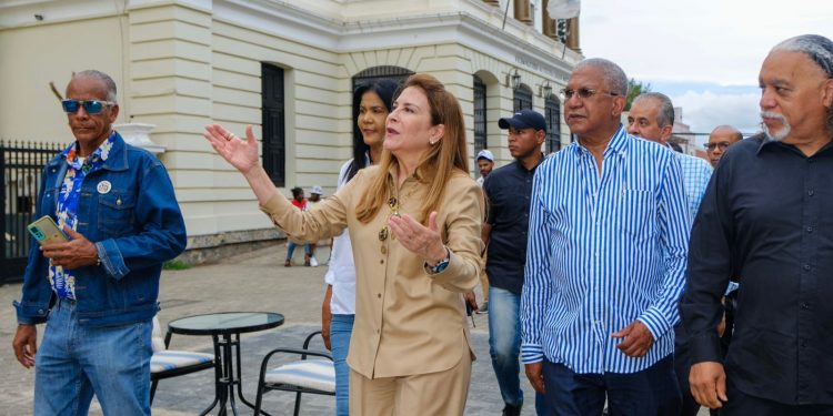 Carolina Mejía camina entre pinceles y poesía por el corazón cultural de Santiago