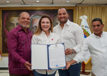 Carolina Mejía recibe distinción como Visitante Distinguida en Salcedo