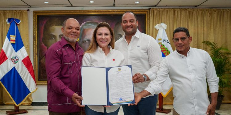 Carolina Mejía recibe distinción como Visitante Distinguida en Salcedo