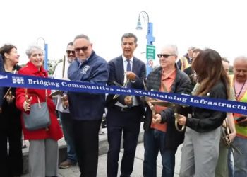 DOT inaugura rehabilitación puente peatonal conduce a playa en Brooklyn