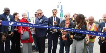 DOT inaugura rehabilitación puente peatonal conduce a playa en Brooklyn