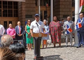 Alcaldía NYC iza por primera vez bandera dominicana en plaza Bowling Green; reconoce 3 dominicanos