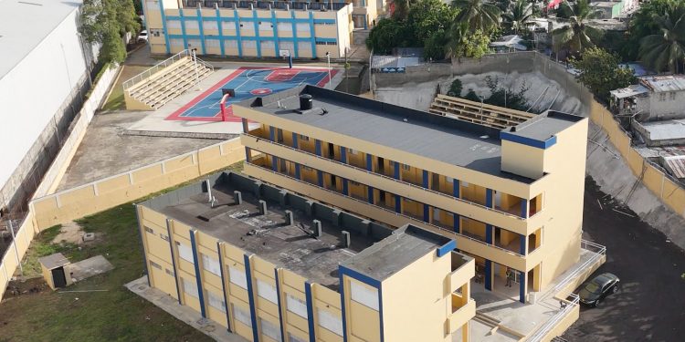 Gobierno supera meta y entrega 1,155 aulas en solo cinco meses