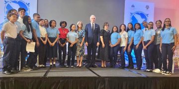 Juventud que inspira: Estudiantes de Santiago brillan en Congreso Nacional por la Paz