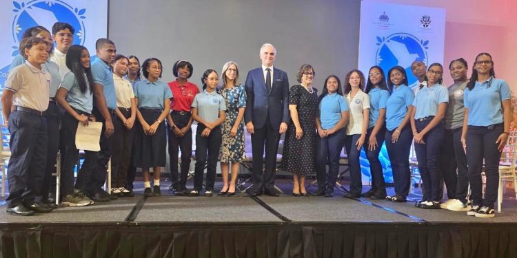 Juventud que inspira: Estudiantes de Santiago brillan en Congreso Nacional por la Paz