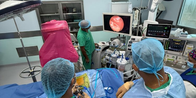 HOMS marca un hito en cirugía de columna con innovadora técnica endoscópica