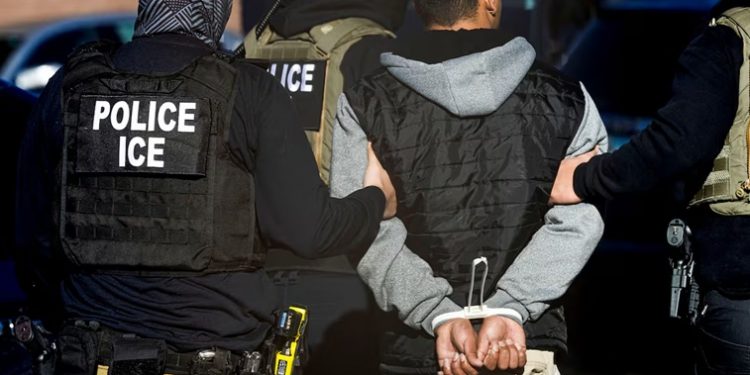 Un dominicano es el más reciente arrestado por agentes del ICE al salir de corte de Inmigración en NY