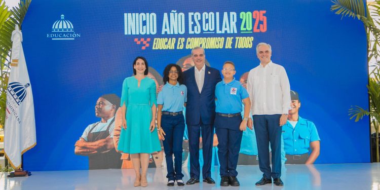 Inicia año escolar 2025-2026 con más de 2 millones de estudiantes y llamado de Abinader a la familia