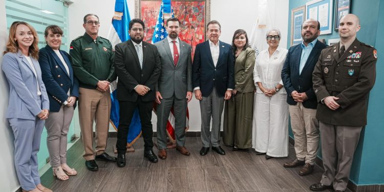 Ministro Ito Bisonó se reúne con delegación de EE. UU. para fortalecer lazos en comercio y seguridad