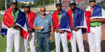 Dominicano José Elías Domínguez honra la herencia latina con primer lanzamiento en juego de AA