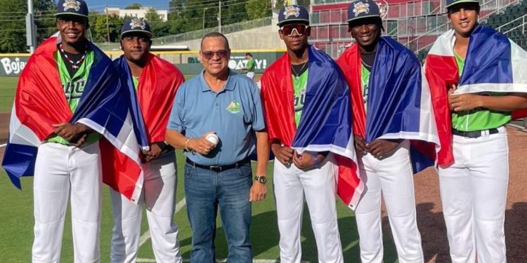 Dominicano José Elías Domínguez honra la herencia latina con primer lanzamiento en juego de AA