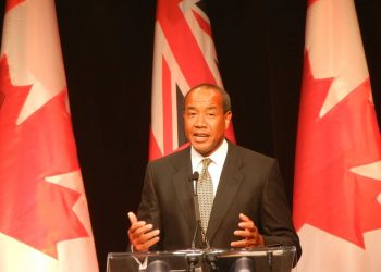 Fiscalía activa alerta roja de Interpol contra empresario Michael Lee-Chin por fraude millonario