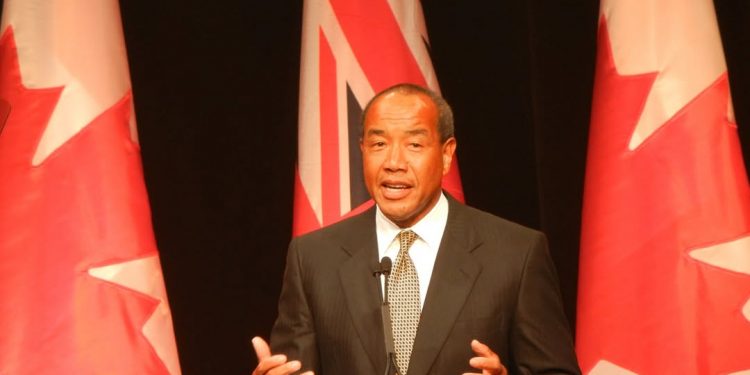 Fiscalía activa alerta roja de Interpol contra empresario Michael Lee-Chin por fraude millonario