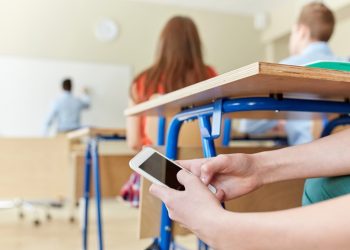 Millones US$ a escuelas públicas NY para prohibir uso de celulares; estudiantes dominicanos serían afectados