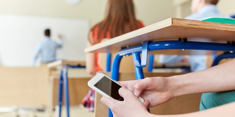 Millones US$ a escuelas públicas NY para prohibir uso de celulares; estudiantes dominicanos serían afectados