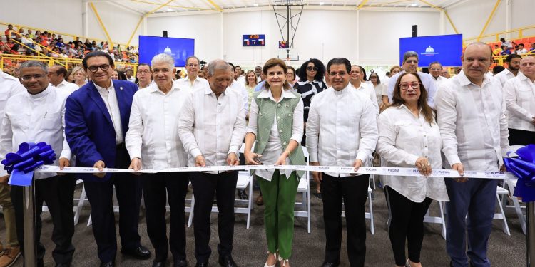 Vicepresidenta Raquel Peña entrega moderno polideportivo en PUCMM Santiago auspiciado por Banreservas