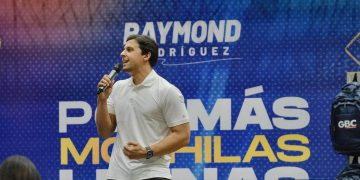 Raymond Rodríguez lleva esperanza a las aulas con su jornada “Por más mochilas llenas y menos sueños vacíos”