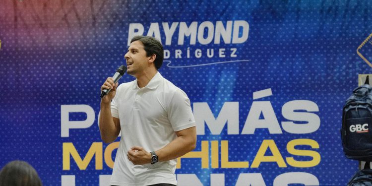 Raymond Rodríguez lleva esperanza a las aulas con su jornada “Por más mochilas llenas y menos sueños vacíos”