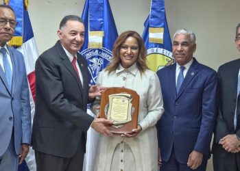 UASD reconoce a Cristina Contreras directora ejecutiva Hospital Lincoln en El Bronx