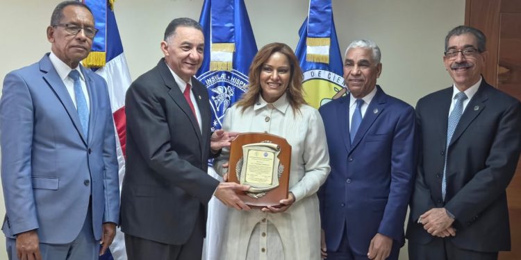 UASD reconoce a Cristina Contreras directora ejecutiva Hospital Lincoln en El Bronx