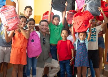 Doctor Víctor Tomás Méndez Gómez impulsa la educación con entrega de útiles escolares