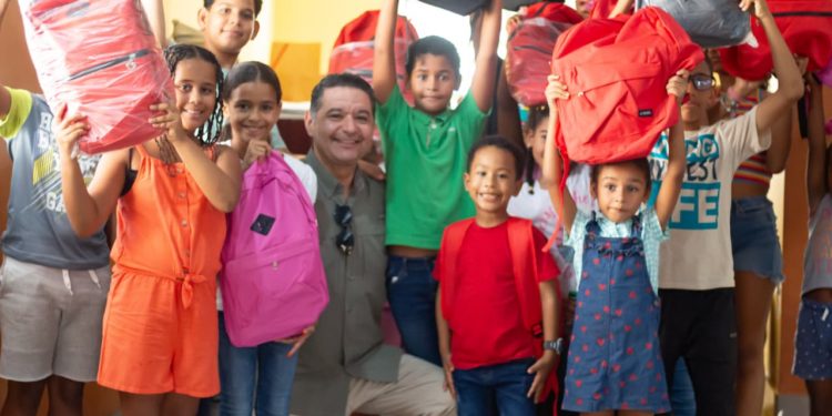 Doctor Víctor Tomás Méndez Gómez impulsa la educación con entrega de útiles escolares
