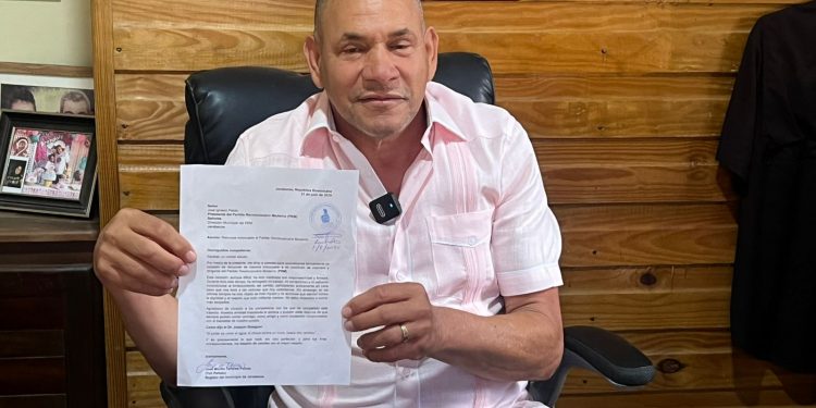 Yuli Peñaló rompe filas con el PRM pero se mantiene como regidor en Jarabacoa