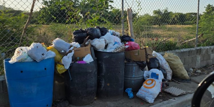 Comunidades de Jacagua reclaman acción urgente ante cúmulo de basura y abandono de canaletas