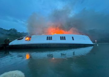 Embarcación se incendia tras impacto de rayo en la Bahía de Luperón