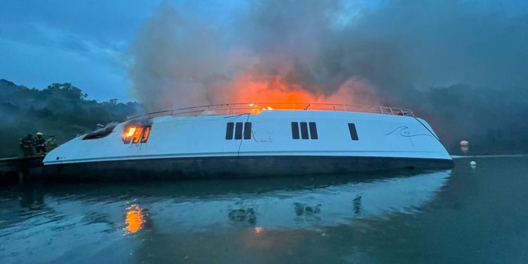 Embarcación se incendia tras impacto de rayo en la Bahía de Luperón