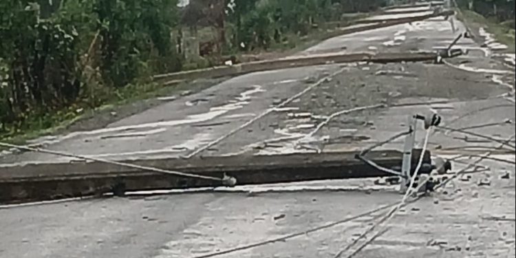 Edenorte trabaja en restablecimiento eléctrico tras caída de postes en Cayuco, Dajabón