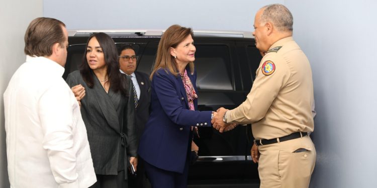 Gobierno refuerza compromiso con la seguridad: Raquel Peña encabeza reunión estratégica en Palacio Policial
