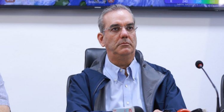 Abinader exhorta a la población a extremar precauciones ante condiciones climáticas adversas