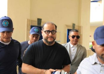 Tribunal impone coerción a Aquiles Jiménez tras querella de Alicia Ortega y Fernando Hasbún
