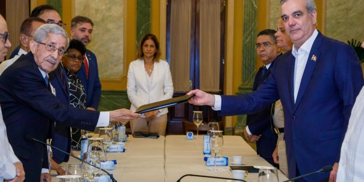 CES entrega al presidente Abinader informe final sobre crisis haitiana