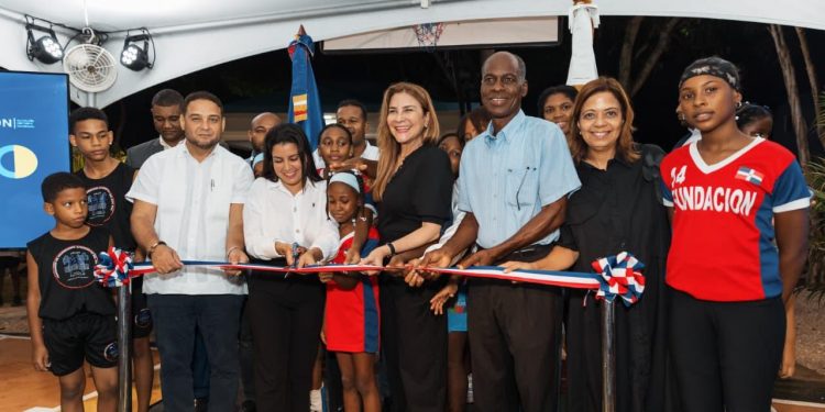 Carolina Mejía entrega centro comunal renovado al sector Fundación