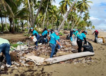 EDENORTE retira más de 2,600 libras de plásticos en limpieza de Playa Boca de Nagua