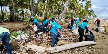 EDENORTE retira más de 2,600 libras de plásticos en limpieza de Playa Boca de Nagua