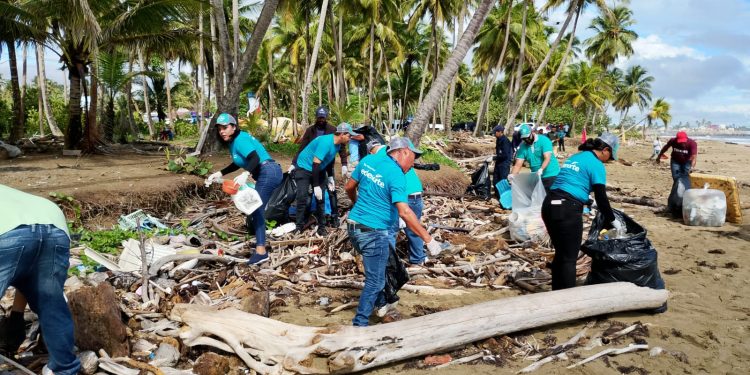 EDENORTE retira más de 2,600 libras de plásticos en limpieza de Playa Boca de Nagua