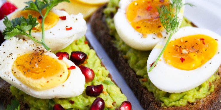 El huevo en el desayuno: aliado del corazón y fuente clave de proteínas