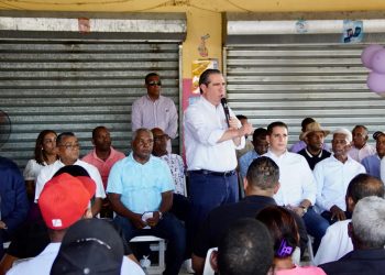 Francisco Javier critica al PRM en Azua por inaugurar obras inconclusas