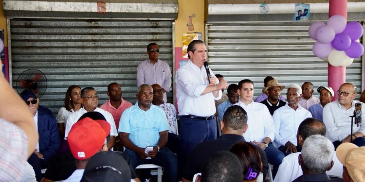 Francisco Javier critica al PRM en Azua por inaugurar obras inconclusas